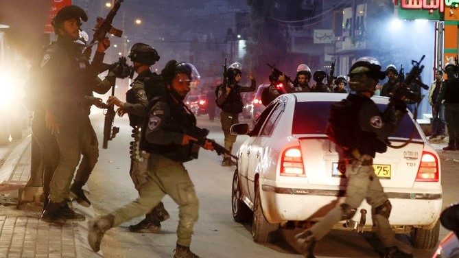 قوات الأمن الإسرائيلية تنتشر في مدينة حوارة بالضفة الغربية المحتلة ، بعد حادثة قتل خلالها فلسطيني برصاص الشرطة الإسرائيلية، في 2 ديسمبر 2022