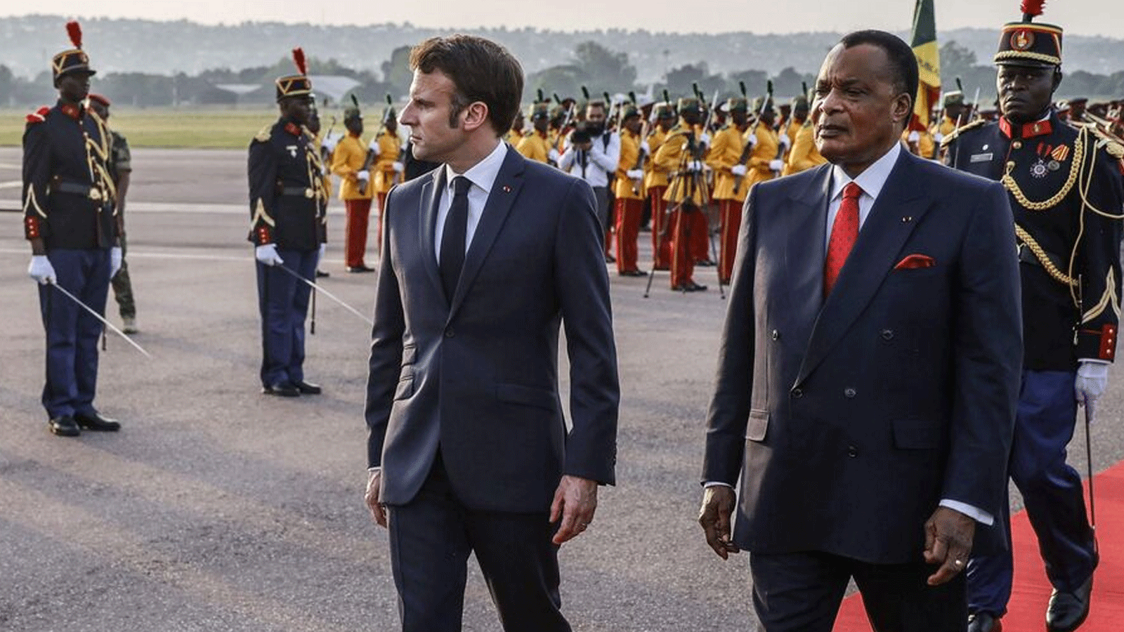 الرئيس دينيس ساسو نغيسو يستقبل نظيره الفرنسي في المطار. برازافيل (الكونغو)، يوم الجمعة 3 آذار\مارس 2023