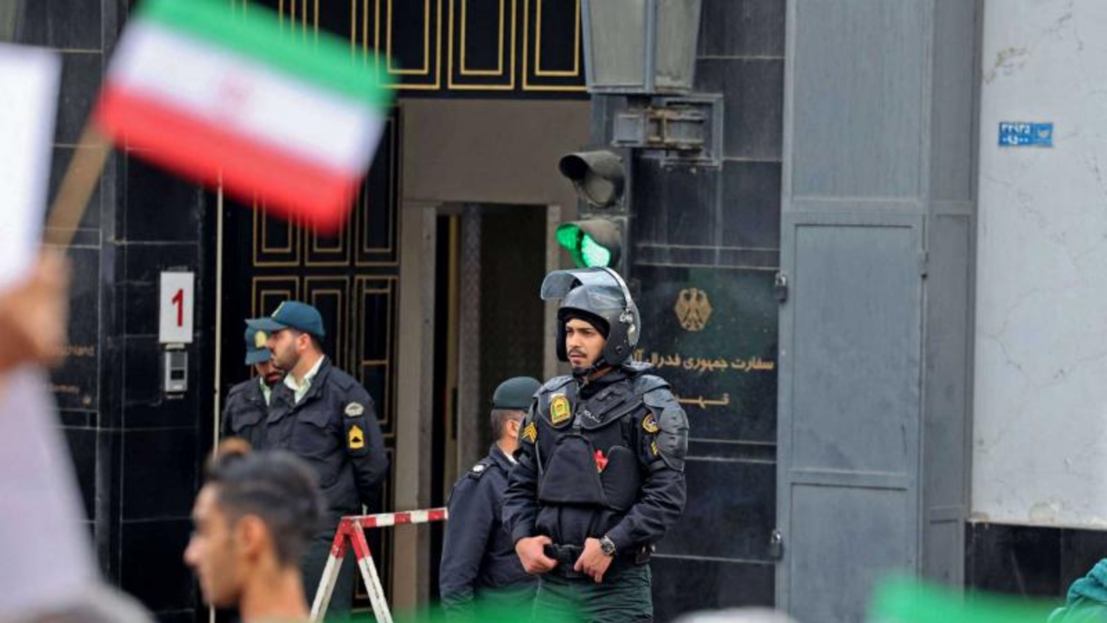 قوات الأمن الإيرانية أمام مقر السفارة الألمانية في طهران 