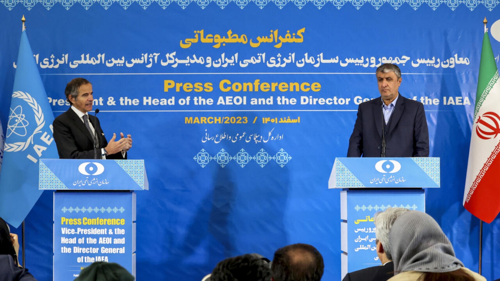 مدير عام الوكالة الدولية للطاقة الذرية رافايل غروسي (يسار) متحدثا في مؤتمر صحافي مشترك مع مدير منظمة الطاقة الذرية الإيرانية محمد إسلامي في طهران السبت في 4 مارس 2023 