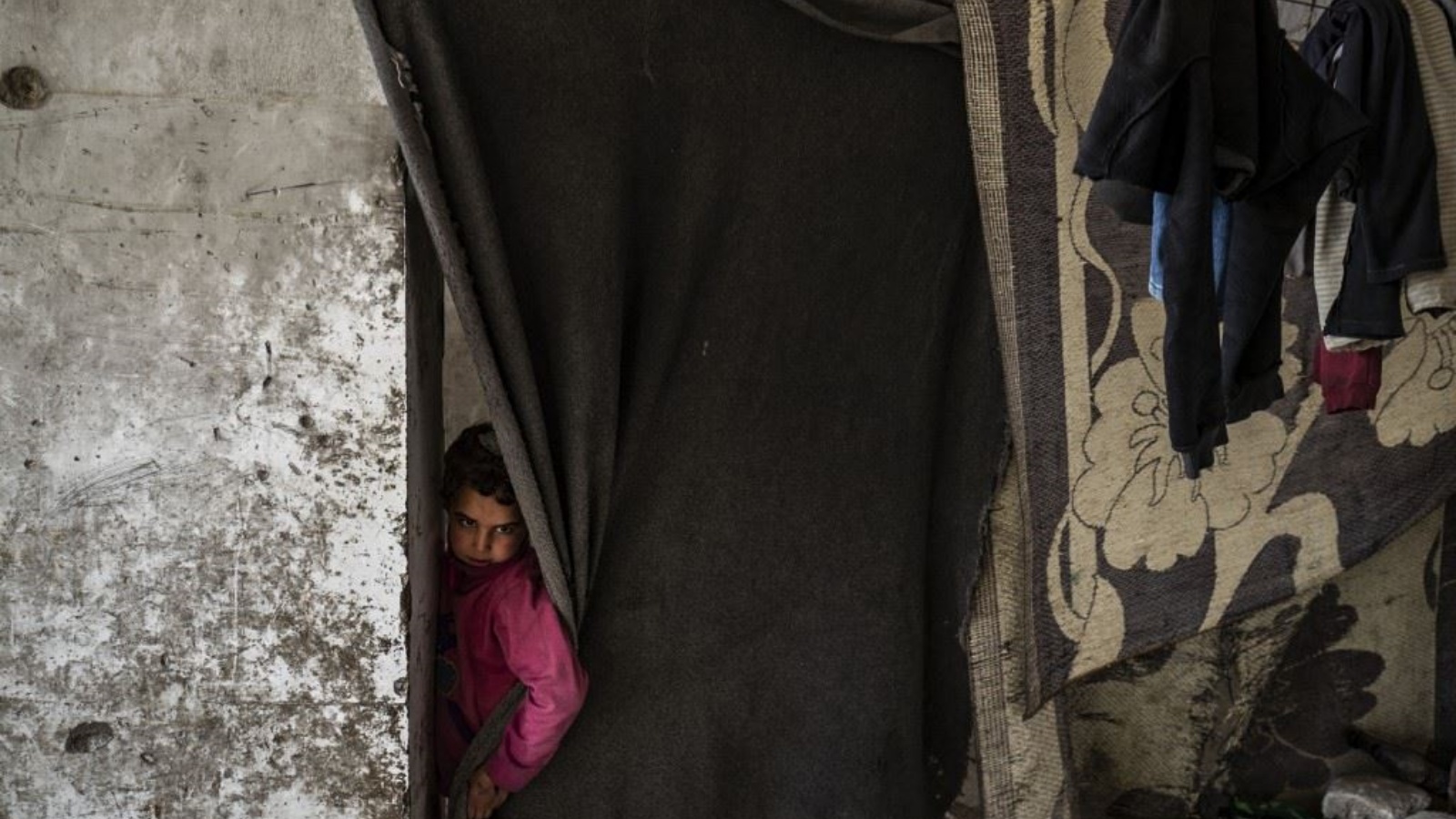 طفل سوري نازح يعيش في مبان دمرتها الحرب في مدينة الرقة شمال سوريا 1 مارس 2023