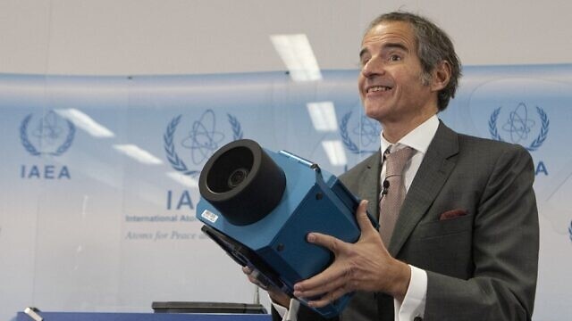 رافاييل غروسي، المدير العام للوكالة الدولية للطاقة الذرية، يعرض كاميرا مراقبة في مقر الوكالة الدولية للطاقة الذرية في فيينا، النمسا، في 17 ديسمبر 2021