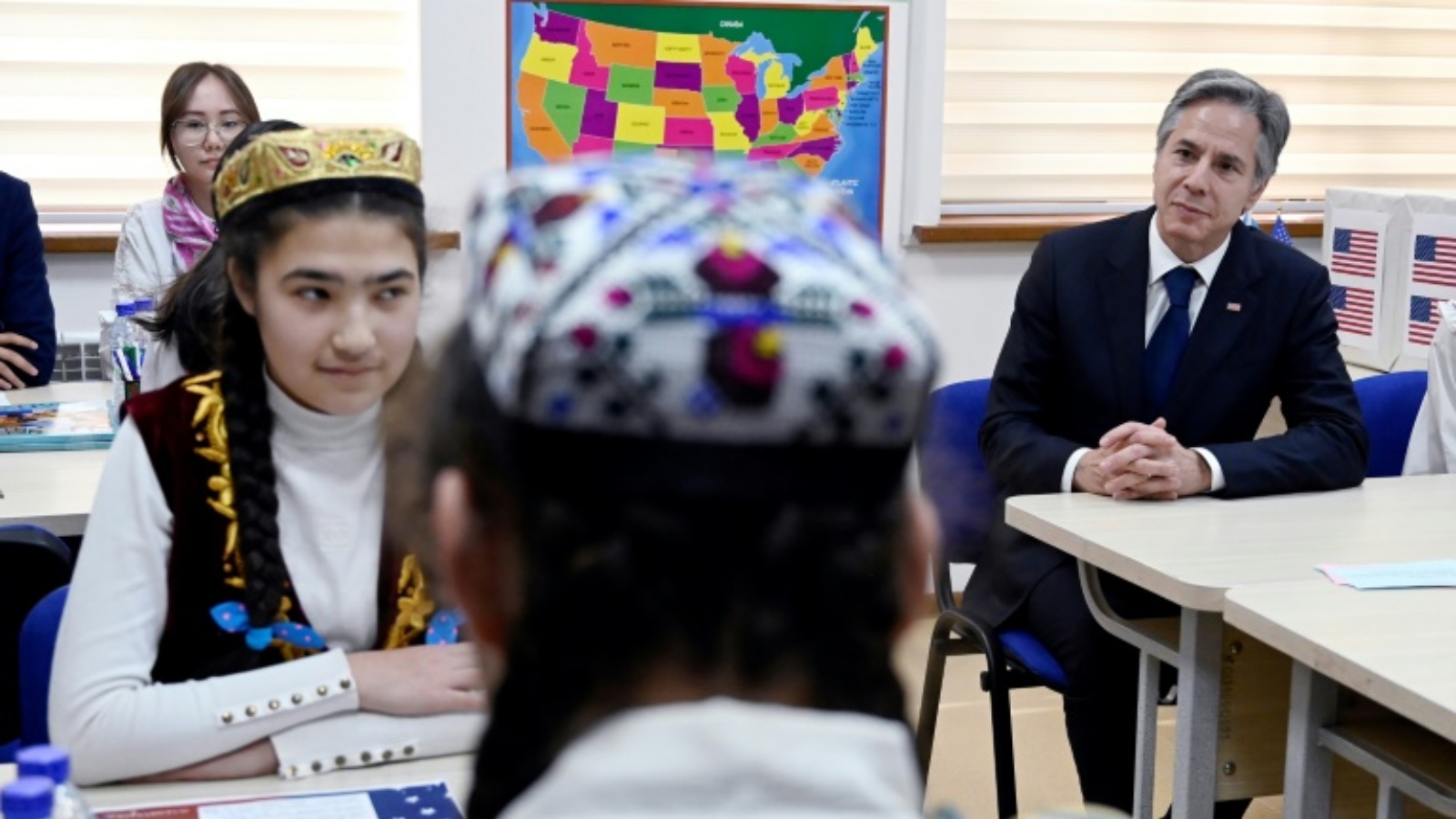 وزير الخارجية الأميركي أنتوني بلينكن، إلى اليمين، التقى بطلاب يتعلمون اللغة الإنكليزية في جامعة أوزبكستان الحكومية للغات العالمية