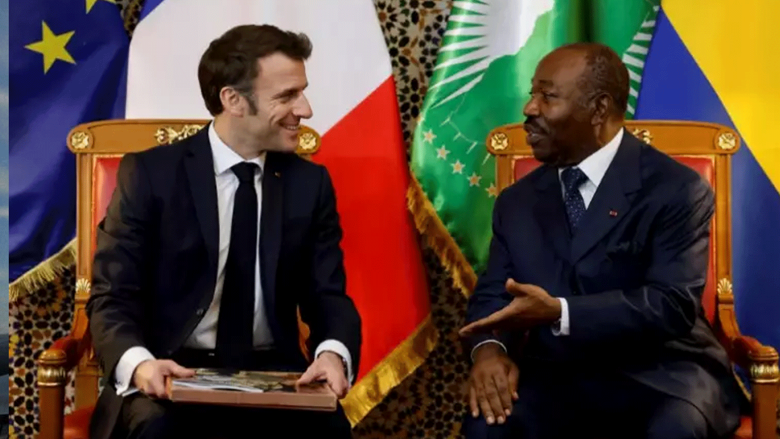 الرئيس الفرنسي إيمانويل ماكرون (إلى اليمين) يلتقي نظيره الغابوني علي بونغو أونديمبا في 1 آذار\مارس 2023 في ليبرفيل 