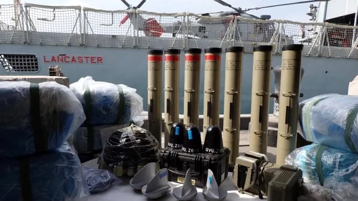 أسلحة وذخائر تم الاستيلاء عليها من إيران معروضة على متن الفرقاطة البريطانية إتش إم إس لانكستر في خليج عمان في 23 فبراير 2023