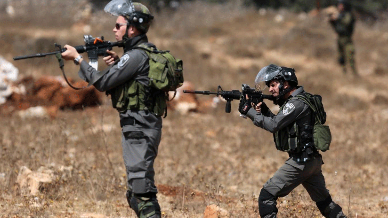جنود إسرائيليون خلال عملية دهم في الضفة الغربية