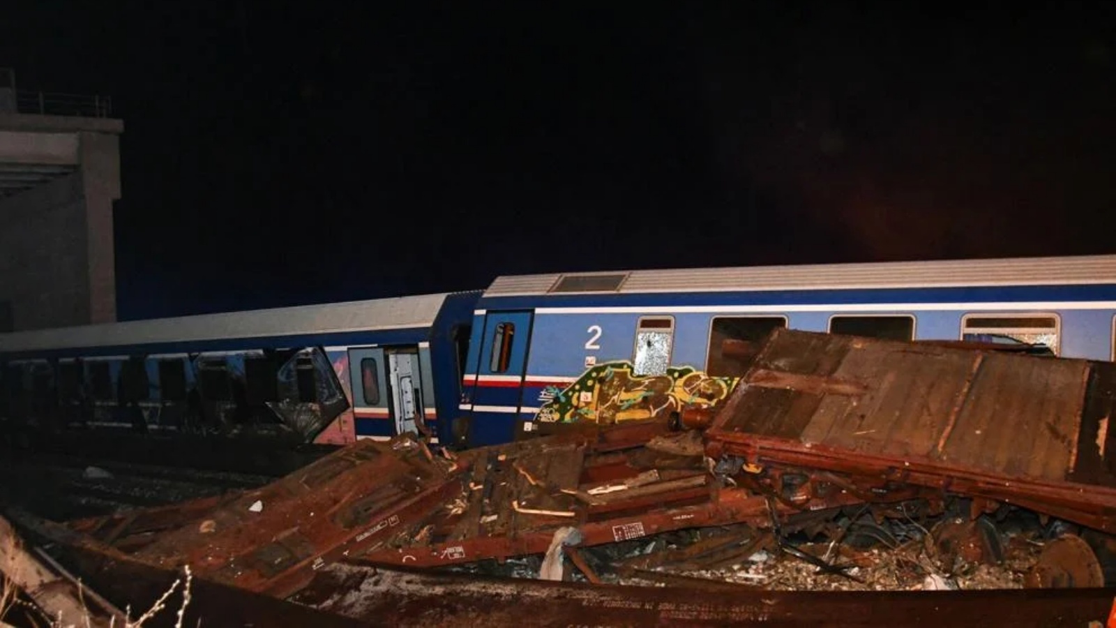 حادث اصطدام وقع بين قطارين في مدينة لاريسا في وسط اليونان ليل الثلاثاء 28 فبراير