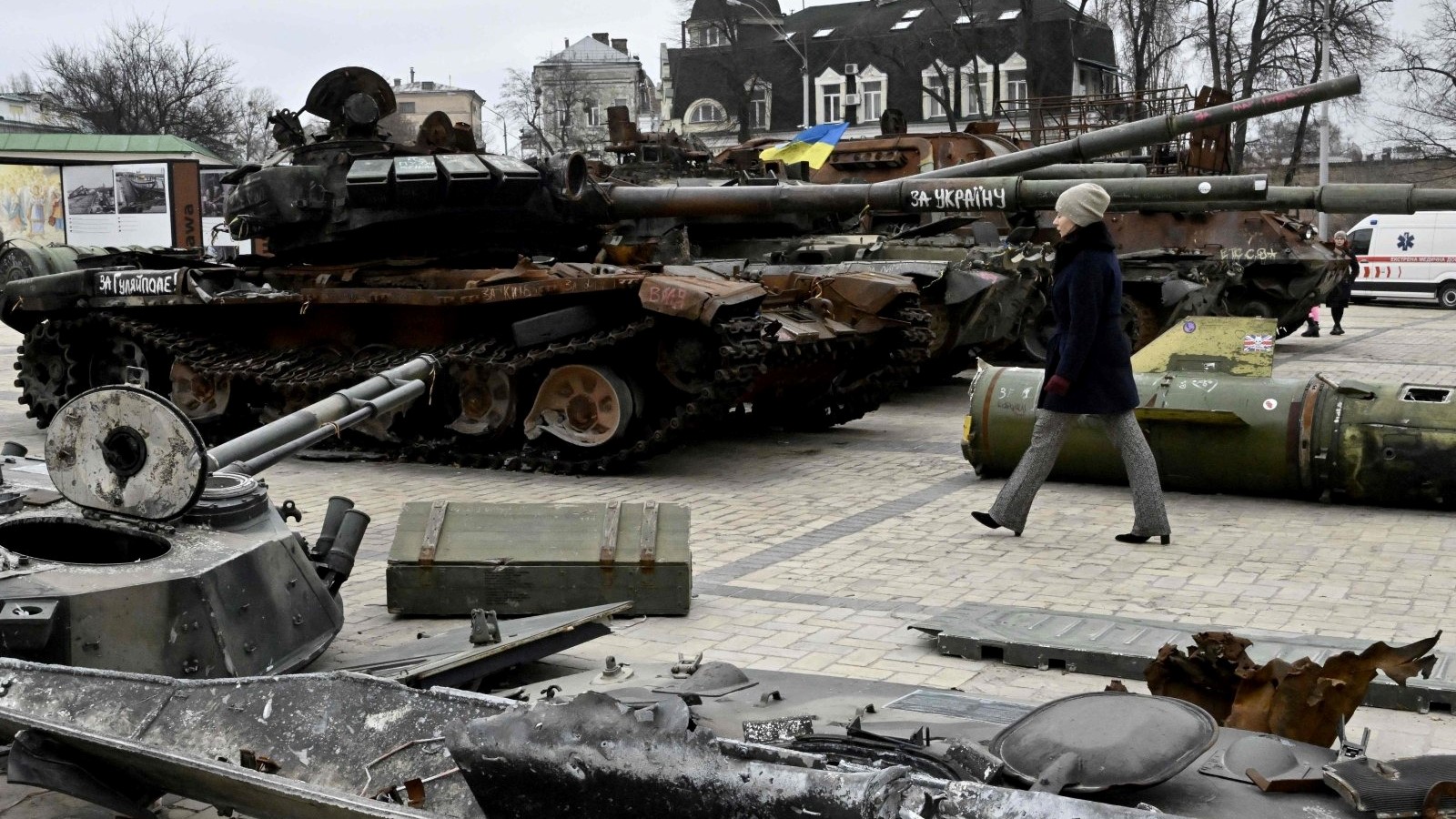 امرأة تمشي أمام مركبات عسكرية روسية مدمرة تظهر في معرض في الهواء الطلق في وسط كييف بأوكرانيا، في 24 فبراير 2023.