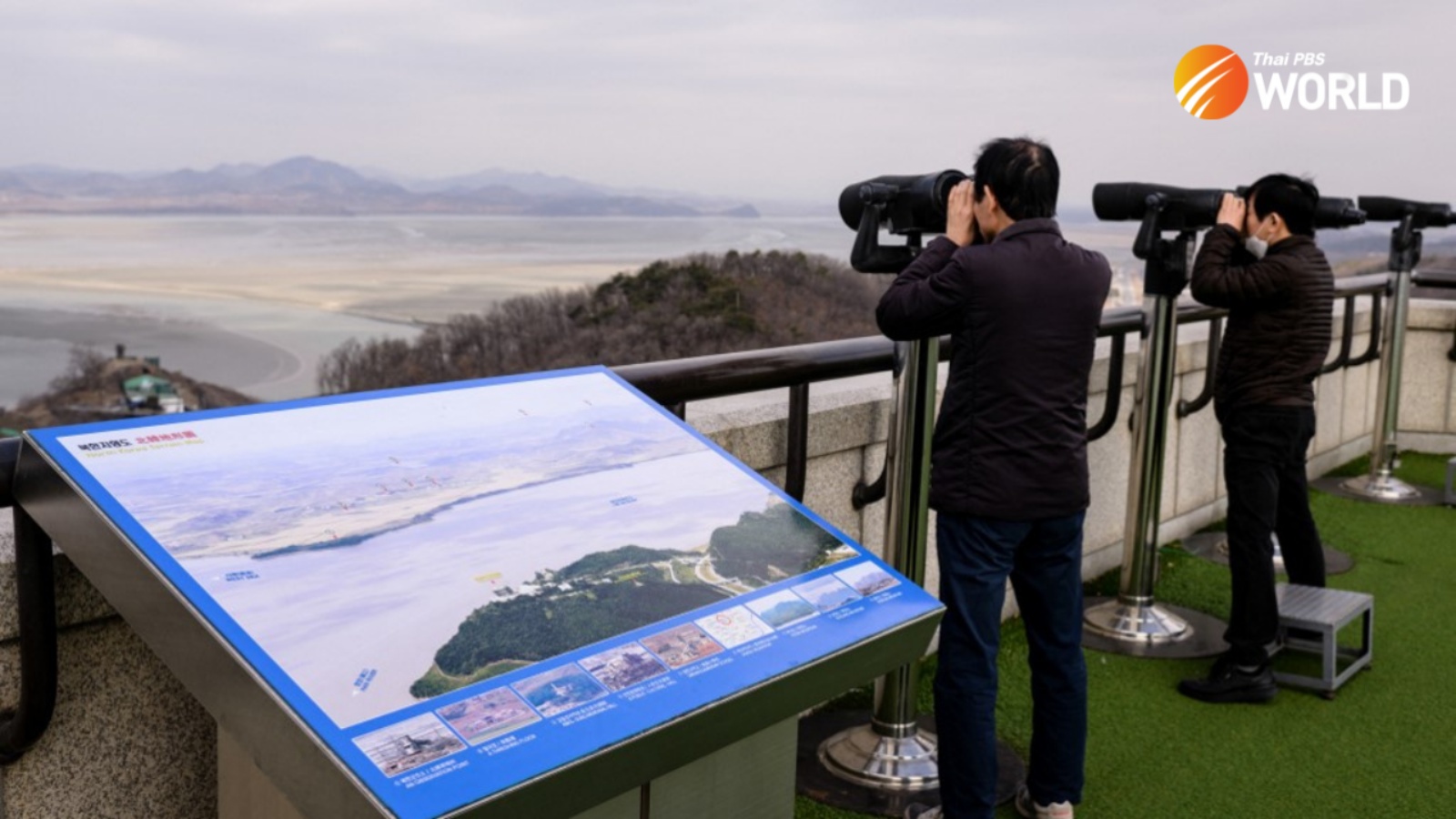 زوار يستخدمون المناظير لإلقاء نظرة على منظر الجانب الكوري الشمالي من المنطقة الكورية منزوعة السلاح (DMZ) ، من برج Odusan Unification في باجو في 3 مارس 2023