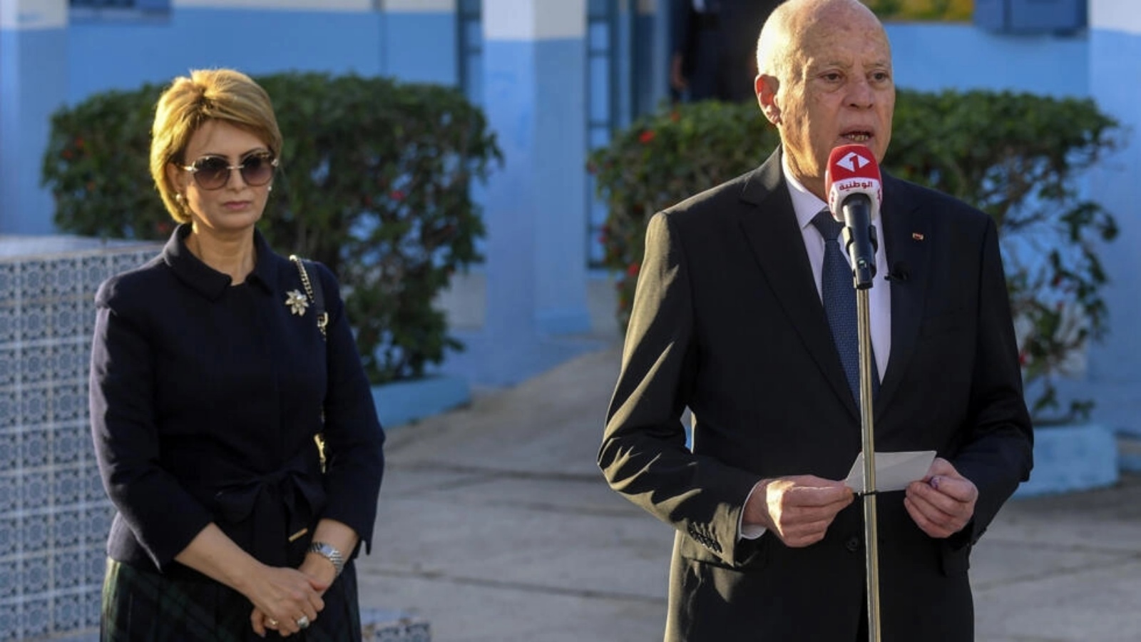 الرئيس التونسي قيس سعيّد وزوجته إشراف شبيل في مركز اقتراع بضواحي العاصمة تونس في 17 ديسمبر 2022