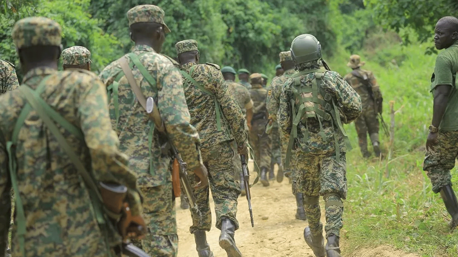 عناصر من قوات الدفاع الشعبية الأوغندية في طريق مباو - كامانغو