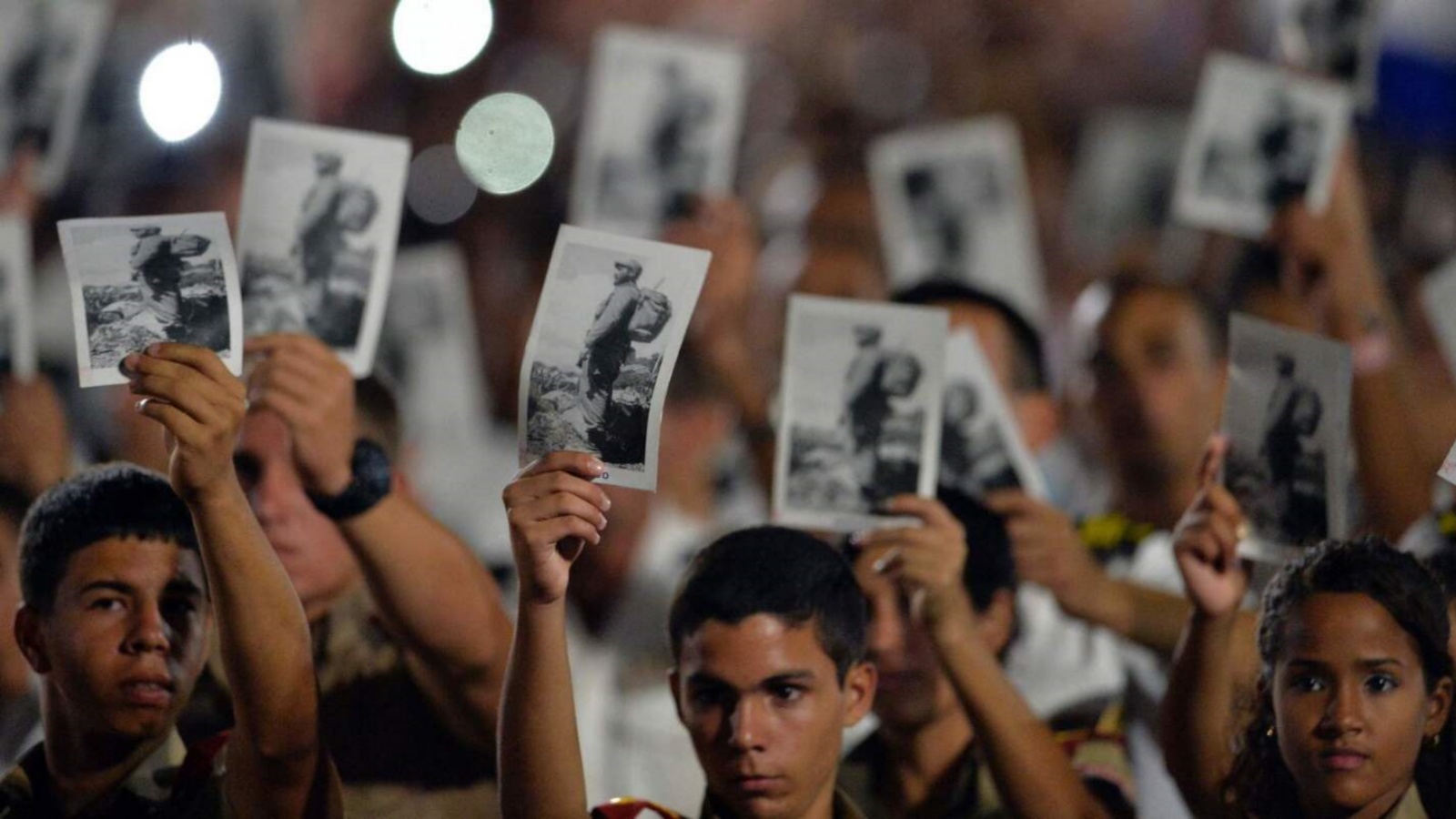 أشخاص يشاركون في إحياء ذكرى الرئيس الفنزويلي الأسبق هوغو شافيز