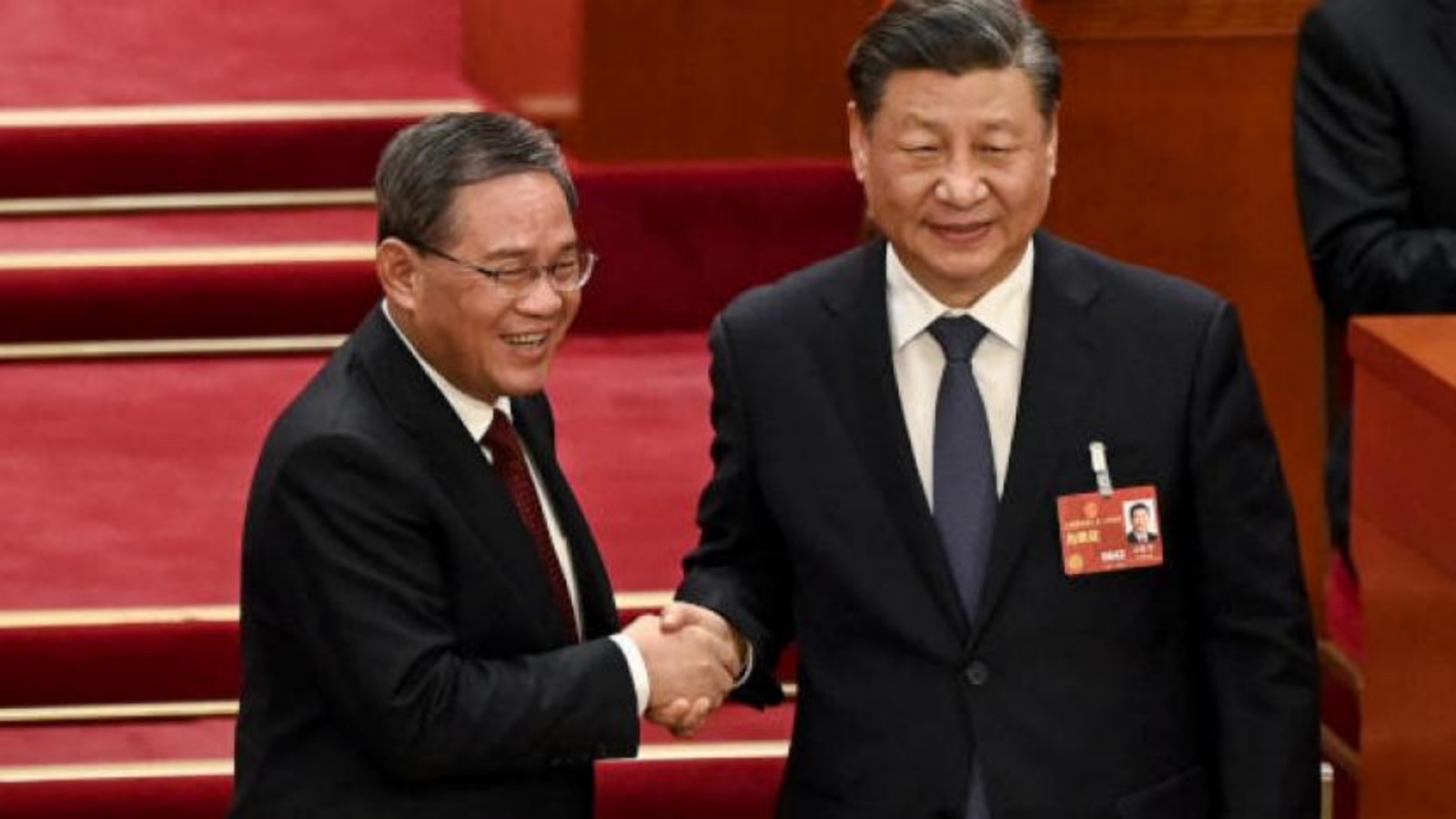الرئيس الصيني شي جينبينغ مصافحاً رئيس الوزراء الجديد لي تشيانغ