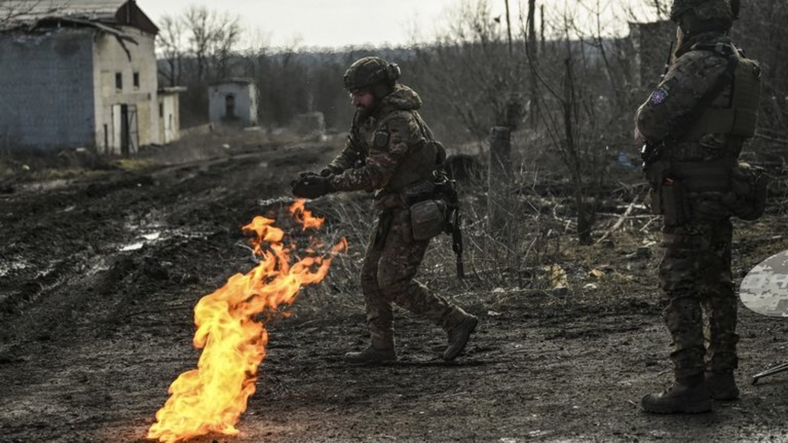 عنصران من القوات الأوكرانية المتواجدة في باخموت