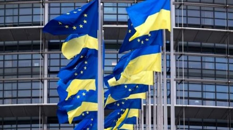 أعلام للاتحاد الأوروبي وأوكرانيا أمام البرلمان الأوروبي في ستراسبورغ في 24 فبراير 2023