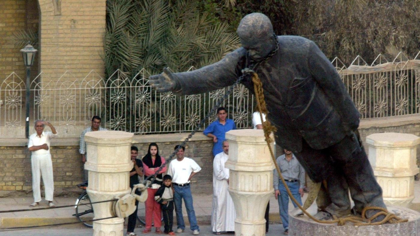 صورة من الأرشيف لإسقاط تمثال لصدام حسين في بغداد في 9 أبريل 2003