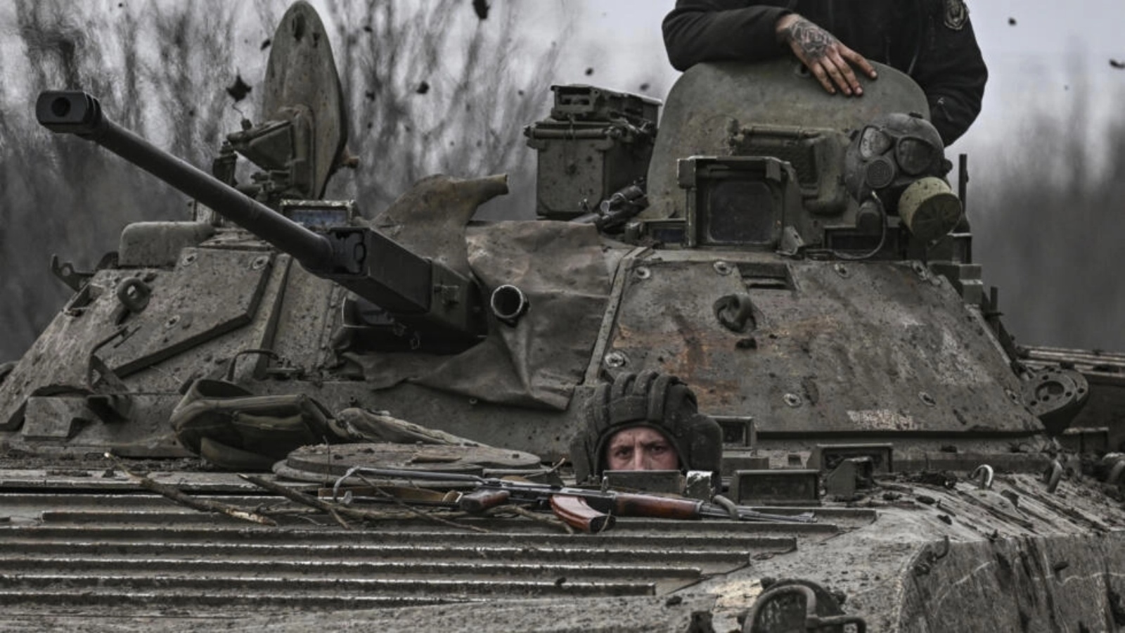 صورة مؤرخة في 11 مارس 2023 لجندي أوكراني في دبابة في مدينة باخموت