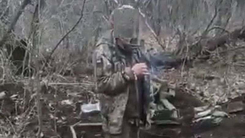 SCREENSHOT VIDEO لقطة شاشة من الفيديو يُزعم أنها تُظهر أسير الحرب الأوكراني قبل مقتله بالرصاص