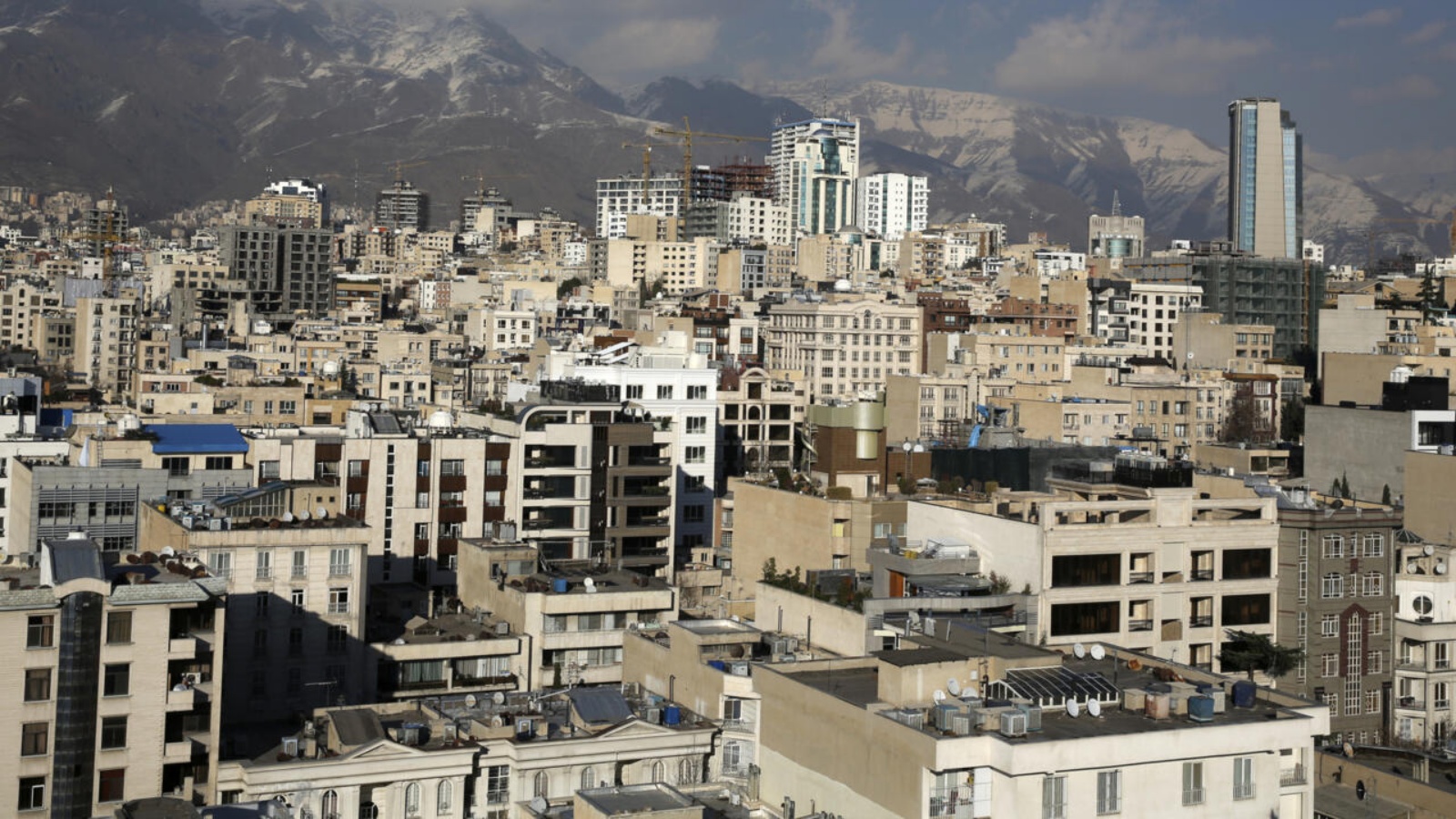 مشهد عام للعاصمة طهران وتبدو في الخلفية جبال البرز، في السابع من فبراير 2023 