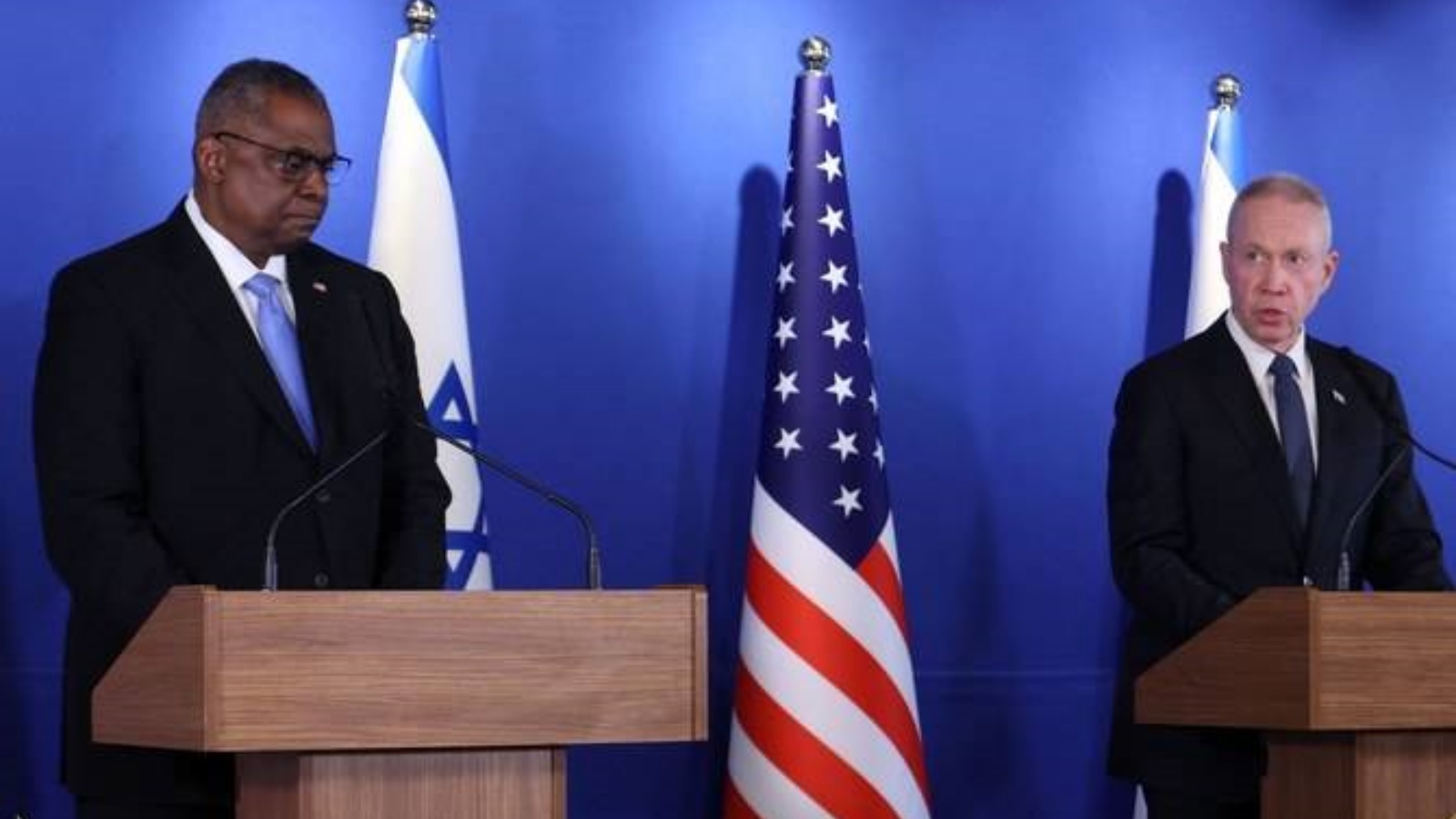 وزير الدفاع الإسرائيلي يوآف جالانت (يمين) ووزير الدفاع الأميركي لويد أوستن يلقيان بيانًا للصحافة بالقرب من مطار بن غوريون في تل أبيب، في 9 مارس 2023.