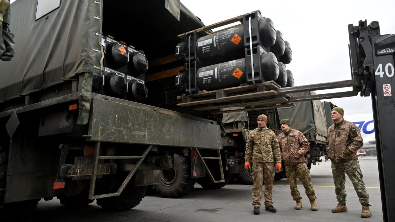 جنود الأوكرانيون يفؤغون شاحنة محملة بصواريخ جافلين المضادة للدبابات