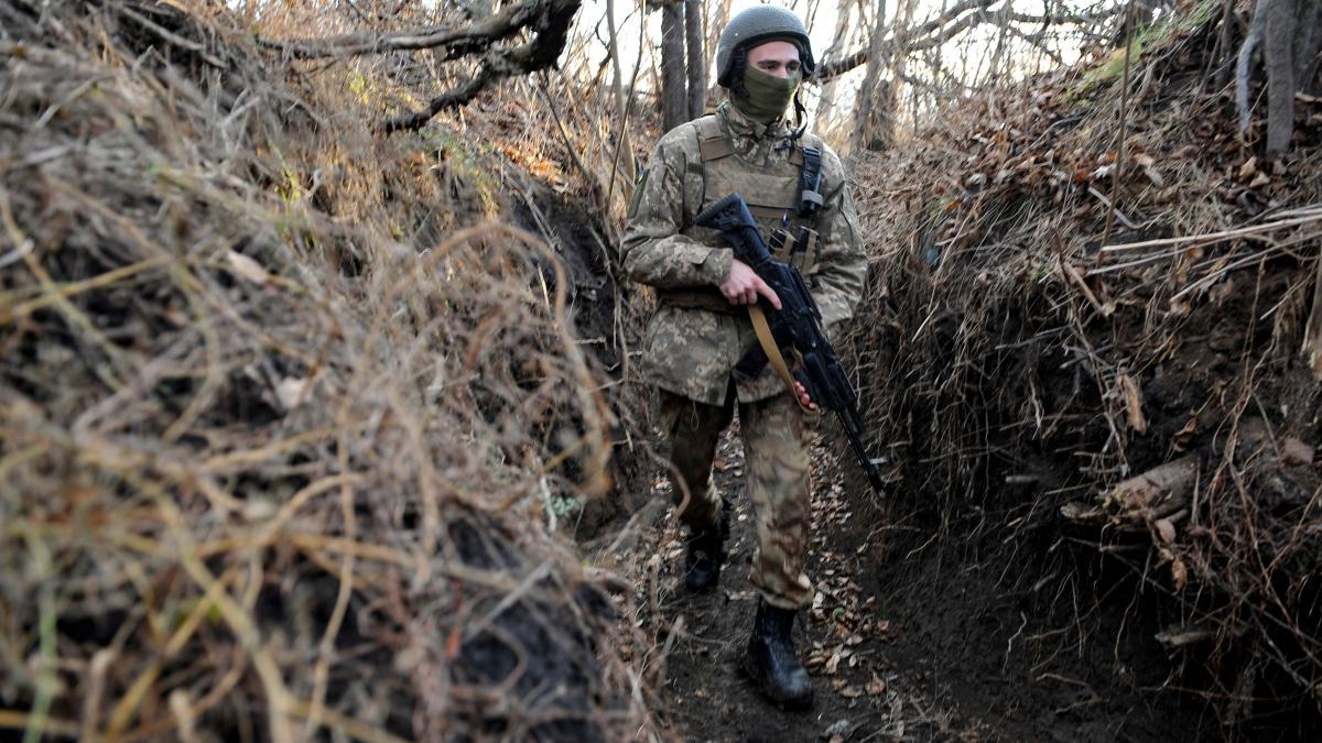 جندي أوكراني في أحد الخنادق المحفورة على طول الجبهة في شرق أوكرانيا