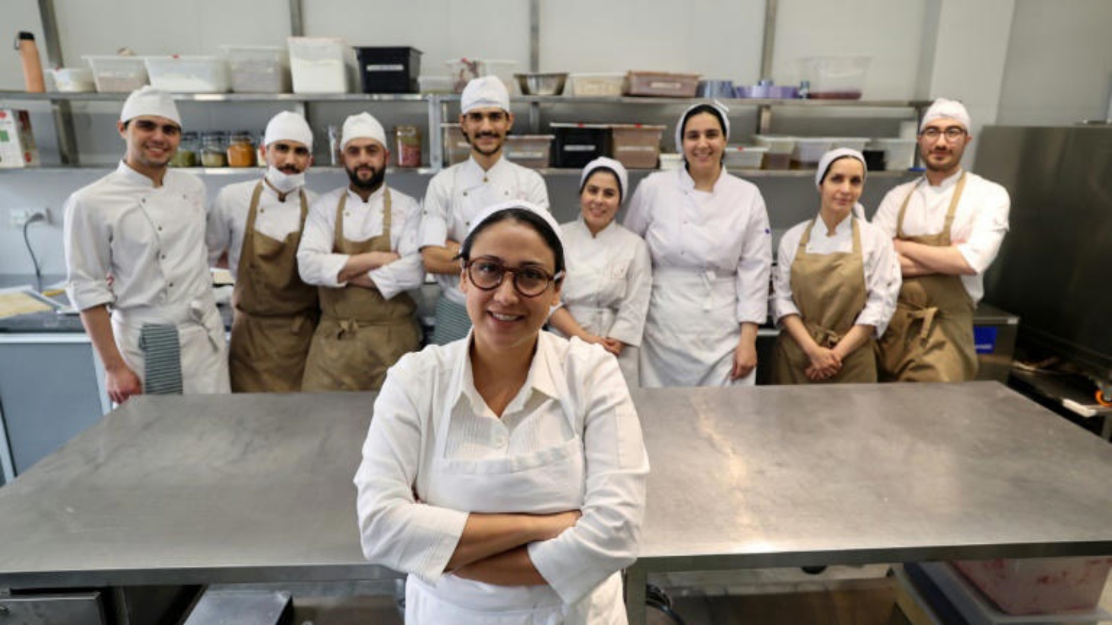 طاهية الحلويات الإيرانية شهرزاد شكوهي وند مع فريق عملها في مطبخها في طهران في 26 فبراير 2023