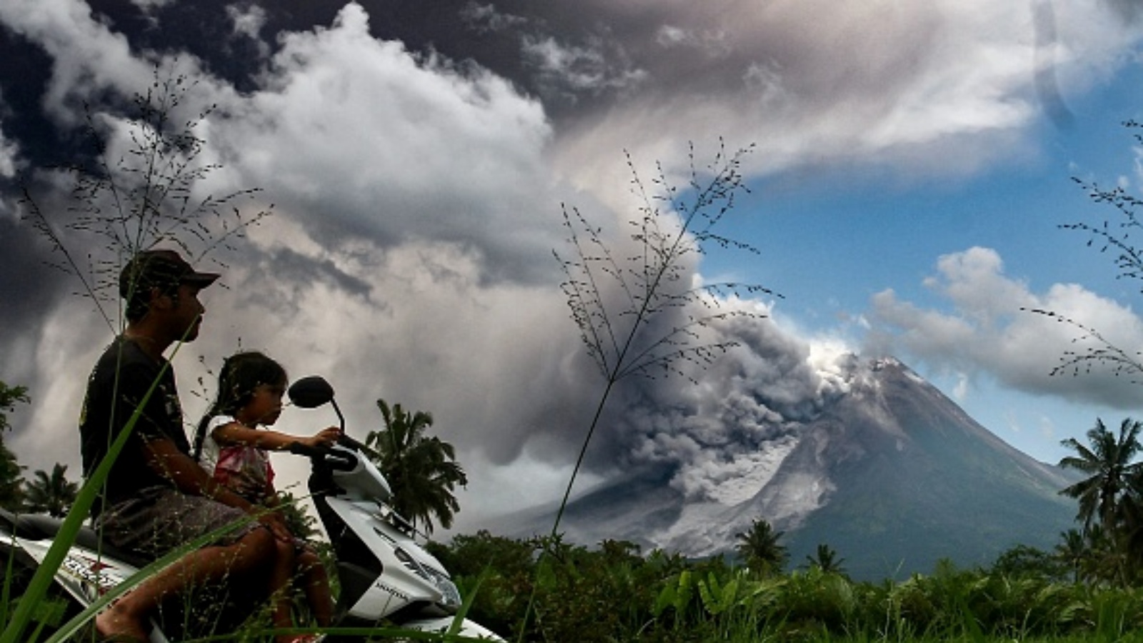 دخان كثيف يتصاعد خلال ثوران بركان ميرابي