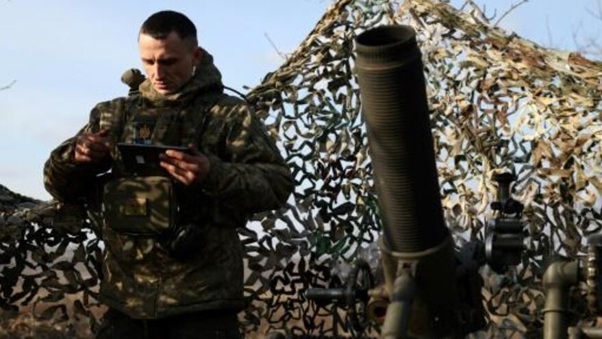 جندي أوكراني يستعد لإطلاق قذيفة هاون باتجاه مواقع روسية على خط أمامي في منطقة دونيتسك