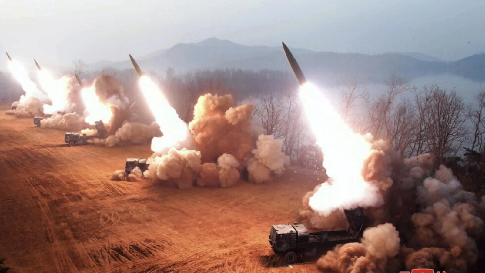 صورة التٌقطت في 9 مارس 2023 ونشرتها وكالة الأنباء المركزية الكورية في 10 مارس وتُظهر إطلاق صواريخ من جانب وحدة هواسونغ المسؤولة عن مهمات أساسية في الجيش الكوري الجنوبي في مكان مجهول