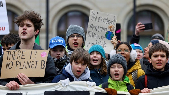 مشاركون في إضراب بشأن التغير المناخي في برلين، ألمانيا، في 3 مارس 2023.