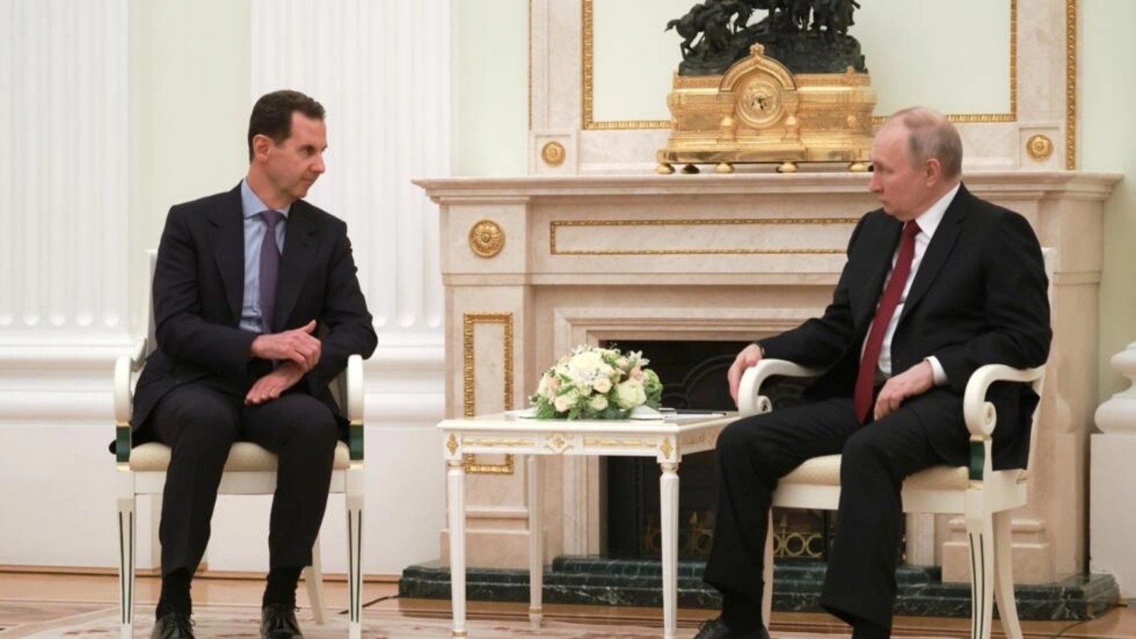 صورة مؤرخة في 15 مارس 2023 تظهر الرئيس الروسي فلاديمير بوتين (يمين) ونظيره السوري بشار الأسد خلال لقاء جمعهما في الكرملين في موسكو 