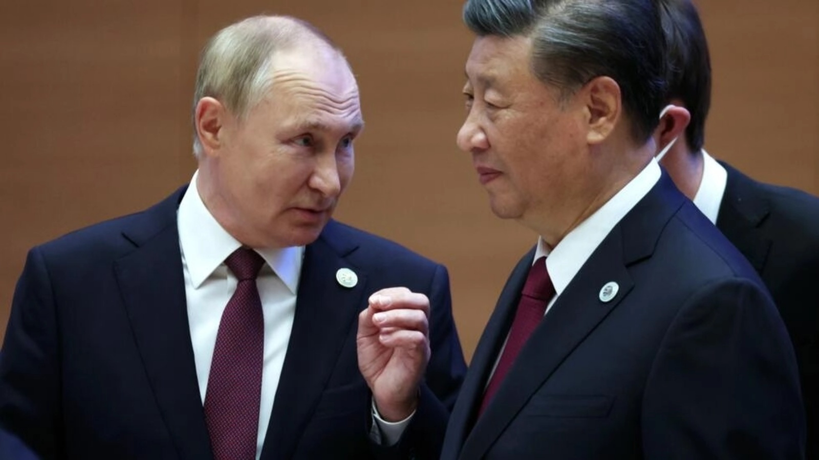 الرئيس الروسي فلاديمير بوتين (يمين) ونظيره الصيني شي جينبينغ خلال قمة منظمة شنغهاي للتعاون في سمرقند بتاريخ 16 سبتمبر 2022 