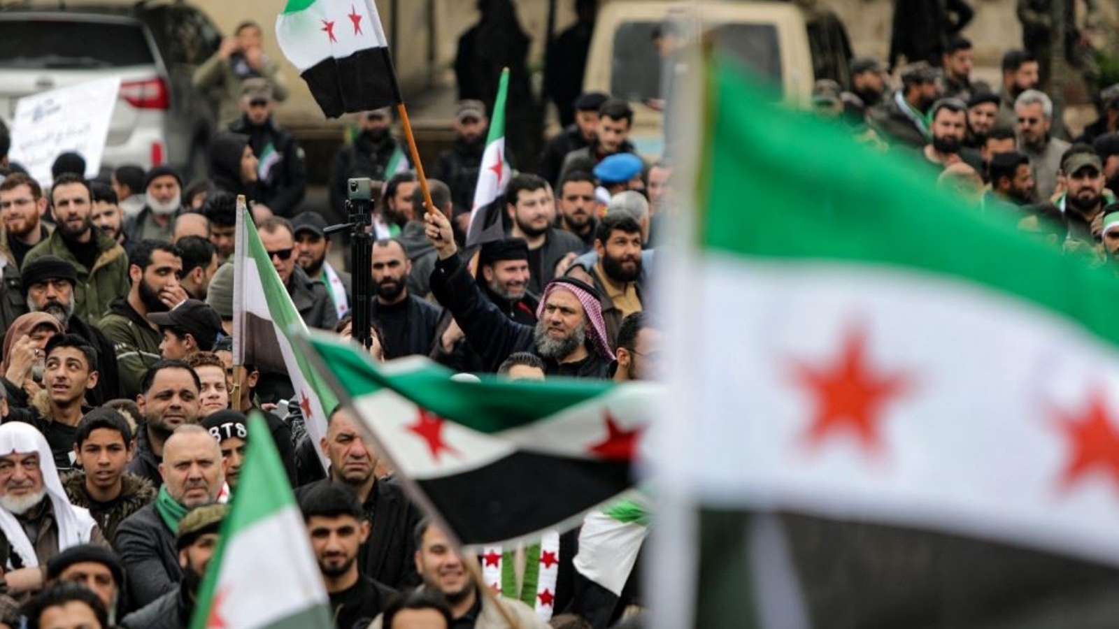 أعلام المعارضة السورية مرفوعة في مدينة الباب على الحدود مع تركيا، لإحياء الذكرى الـ12 لبدء الانتفاضة 15 مارس 2023