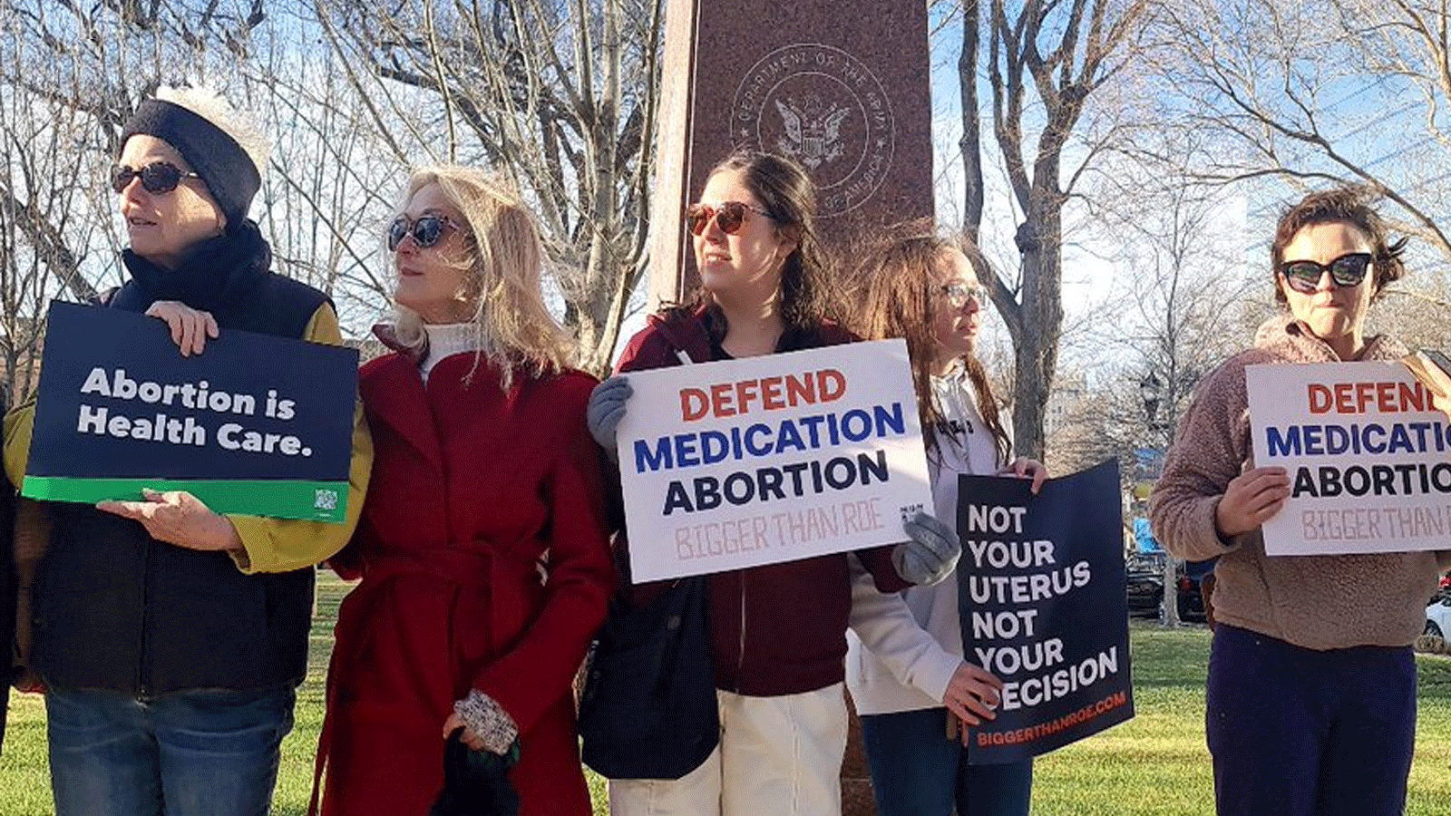 نساء ترفعن لافتات ضد قرار حظر حبوب الإجهاض في ولاية وايومينغ الأميركية