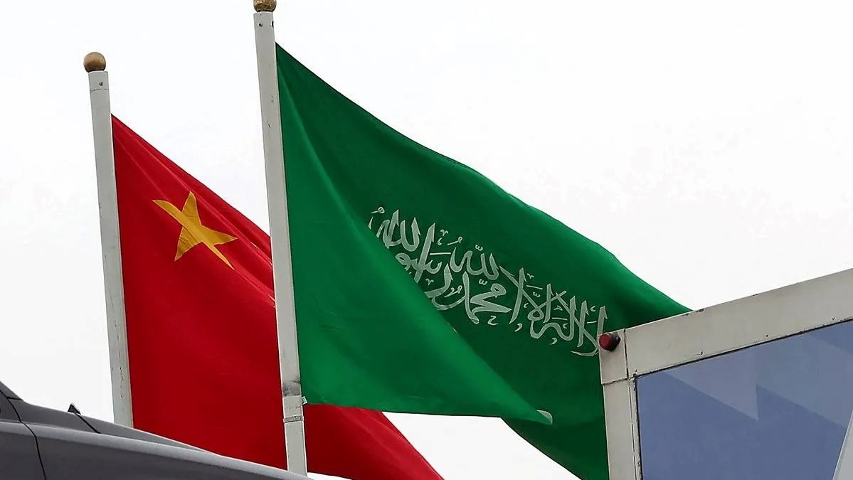 العلمان السعودي والصيني في الرياض خلال زيارة الرئيس الصيني للسعودية في ديسمبر 2022