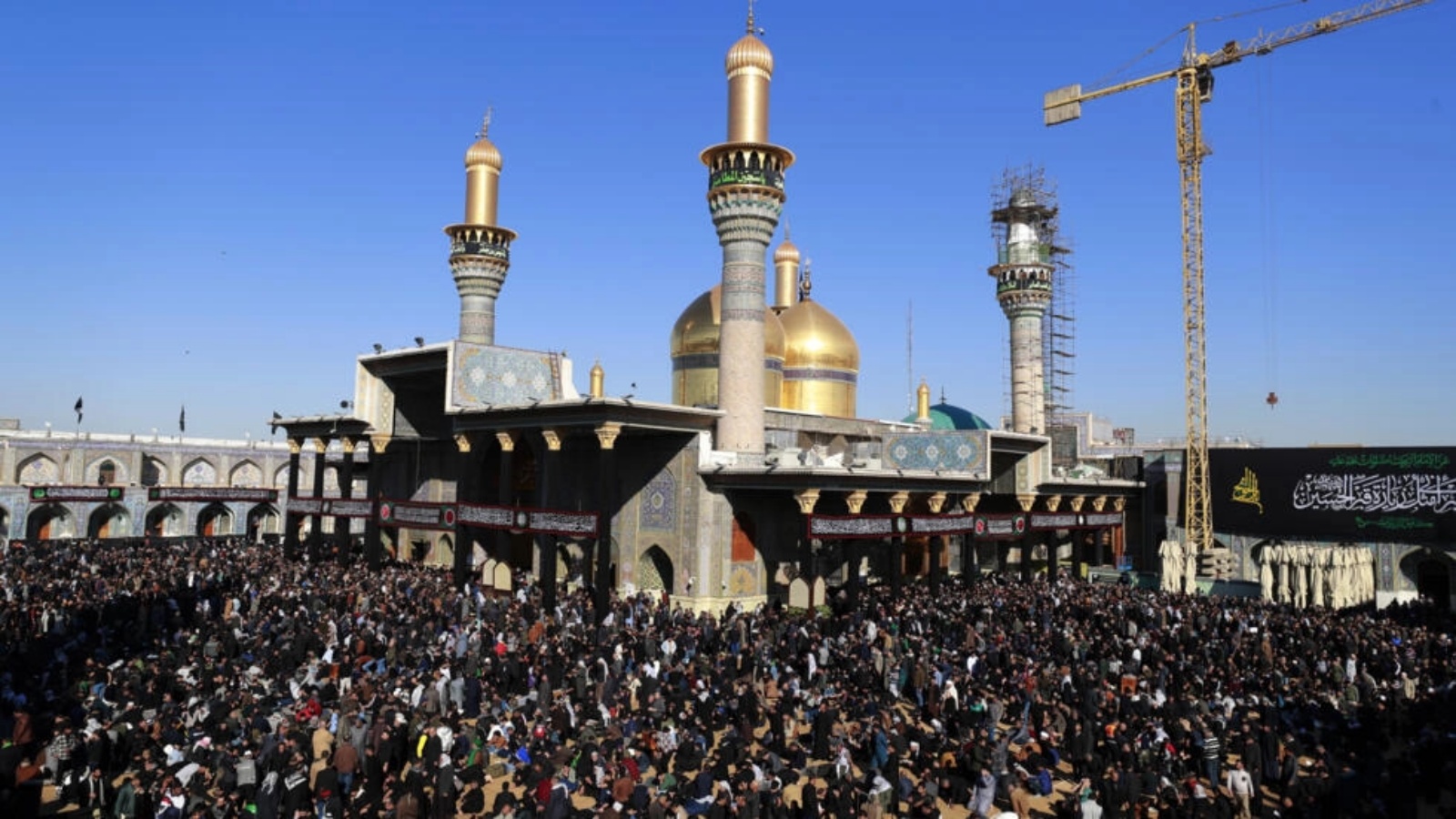مسلمون شيعة يحيون ذكرى الإمام الكاظم في العاصمة العراقية بغداد في 27 مارس 2022 