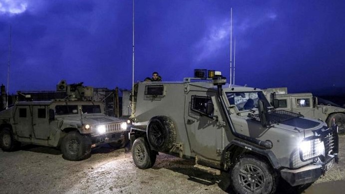 مركبات عسكرية إسرائيلية وسيارات همفي تقوم بدورية على طول الحدود مع لبنان بالقرب من كيبوتس برعم الشمالي، 15 مارس 2023