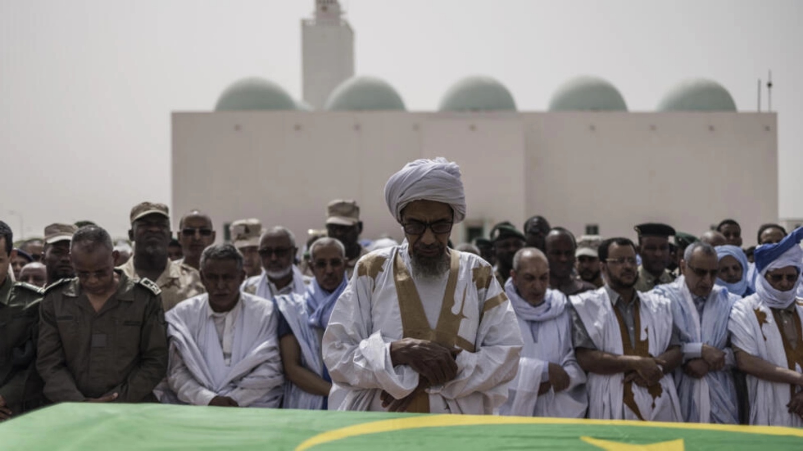 صورة بتاريخ 12 مارس 2023 أثناء صلاة جنازة الدركي الموريتاني مصطفى ولد الخضير ولد عبيد في نواكشوط بعد مقتله خلال عملية توقيف أربعة جهاديين فروا من السجن