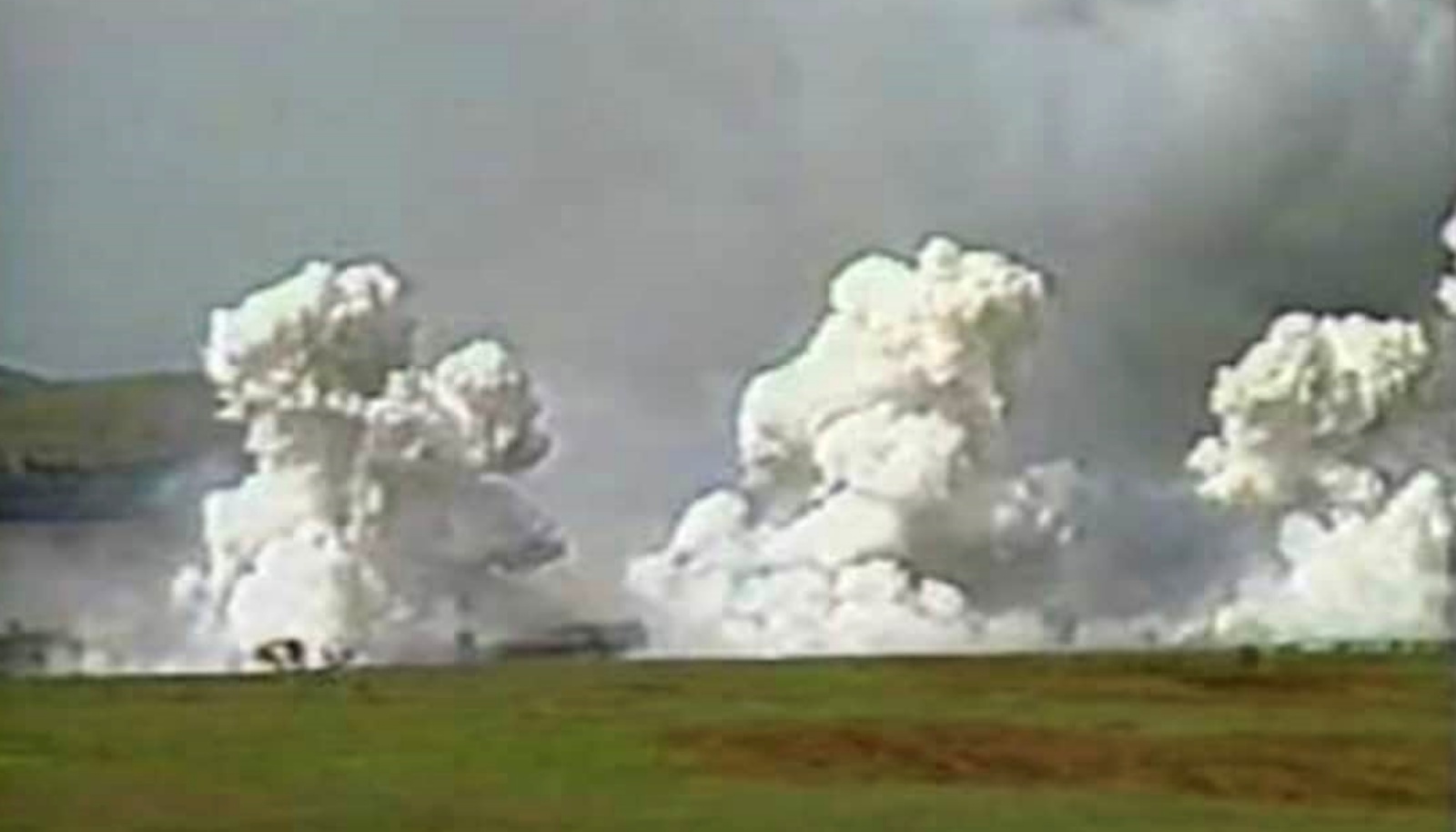 انفجار ذخائر أطلقت كرات صغيرة وحارقة تحتوي على الفوسفور الأبيض سقطت ببطء على الأرض