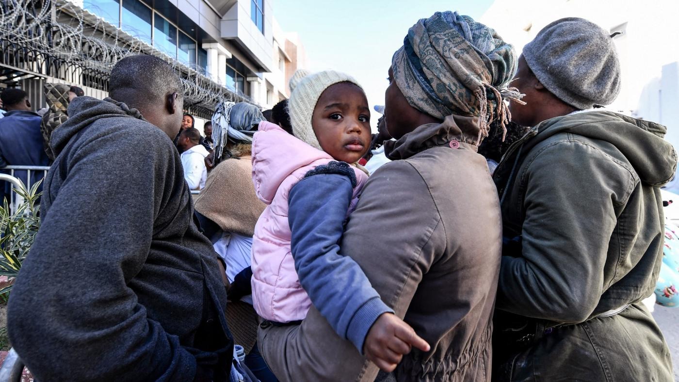 مهاجرون أفارقة ينتظرون خارج مكاتب مفوضية الأمم المتحدة لشؤون اللاجئين في تونس العاصمة، تونس، في 27 فبراير 2023