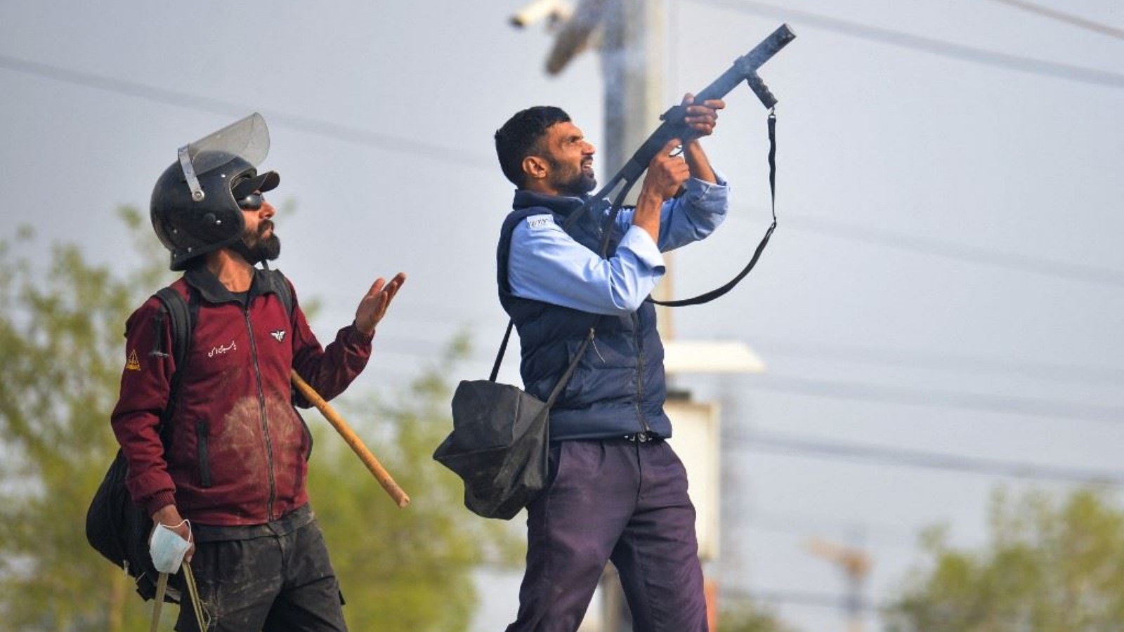 شرطي يطلق الغاز المسيل للدموع لتفريق أنصار رئيس الوزراء الباكستاني السابق عمران خان، أمام محكمة في إسلام أباد 18 مارس 2023 