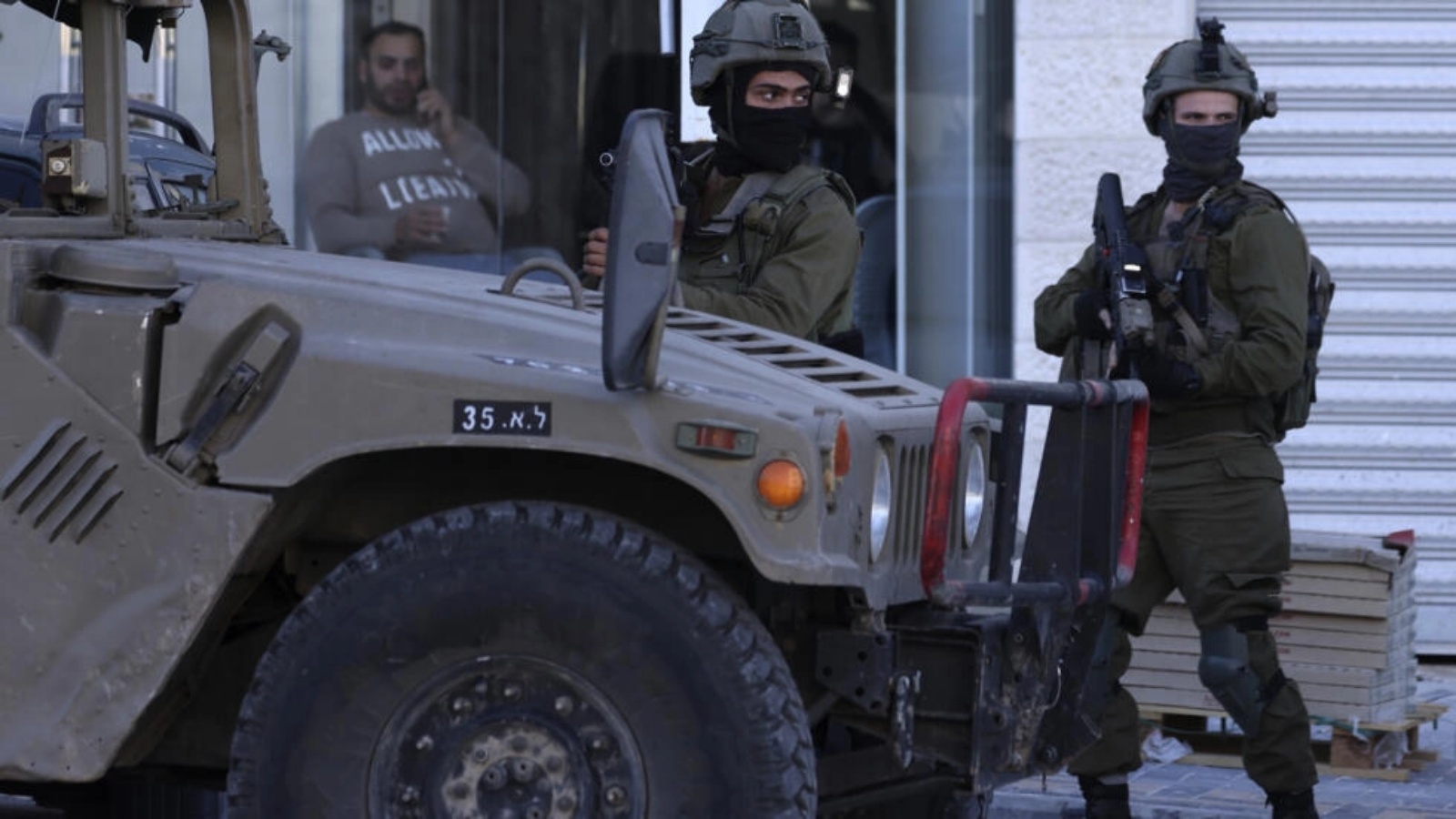 جنديان إسرائيليان خلال عملية عند حاجز صرة جيت غرب نابلس بشمال الضفة الغربية المحتلة في 12 مارس 2023 