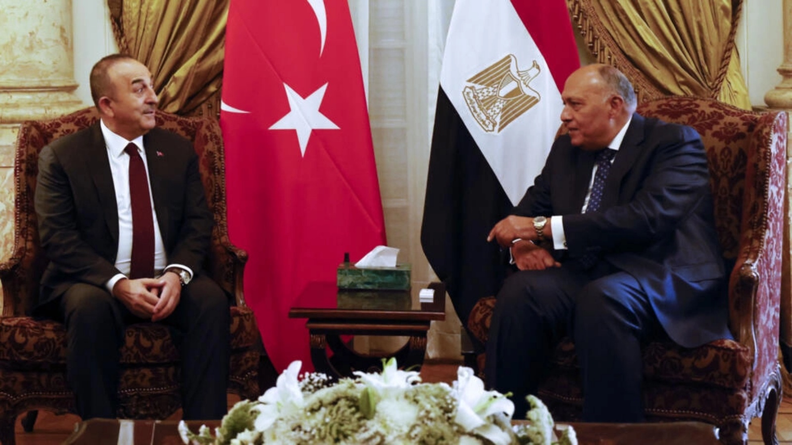 وزير الخارجية المصري سامح شكري خلال لقائه بنظيره التركي مولود تشاوش أوغلو في القاهرة في 18 مارس 2023 