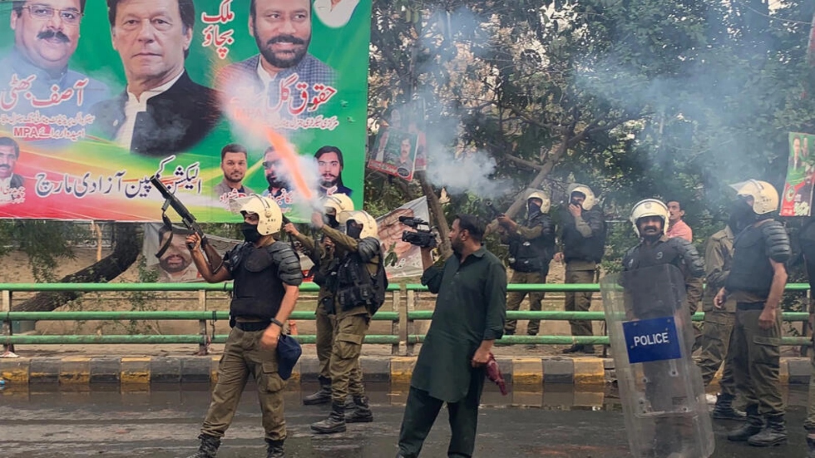شرطة مكافحة الشغب تطلق قذائف الغاز المسيل للدموع لصد أنصار رئيس الوزراء السابق عمران خان تجمعوا خارج منزله لمنع اعتقاله