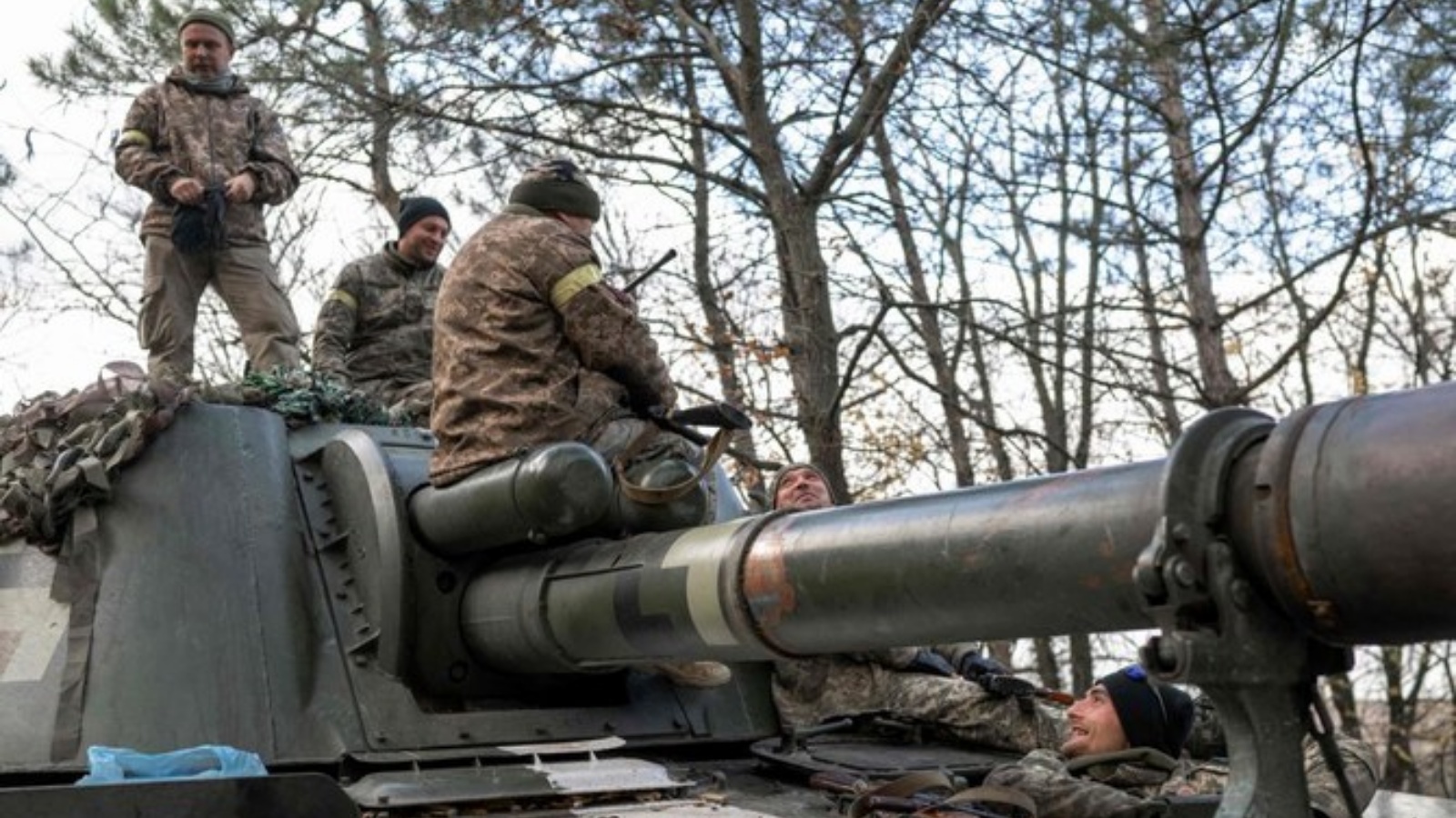 يستعد أفراد وحدة المدفعية الأوكرانية لإطلاق النار باتجاه خيرسون يوم الجمعة خارج منطقة خيرسون ، وسط الغزو العسكري الروسي لأوكرانيا