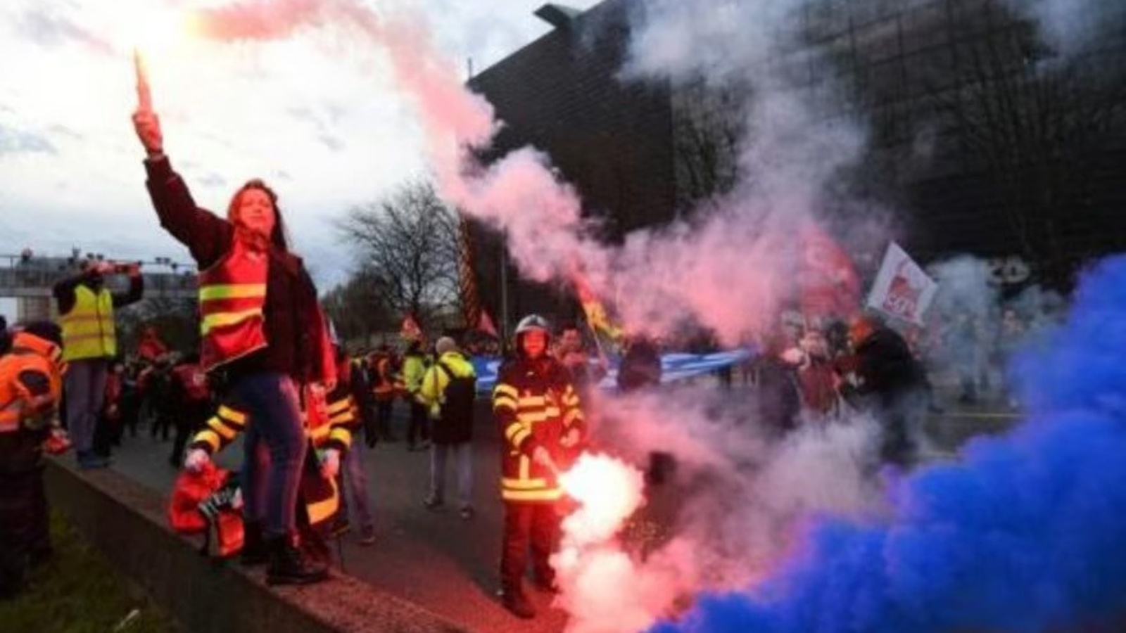  مشهد من الاحتجاجات على تمرير الحكومة الفرنسية مشروع إصلاح نظام التقاعد من دون تصويت في الجمعية الوطنية، في باريس في 17 مارس 2023