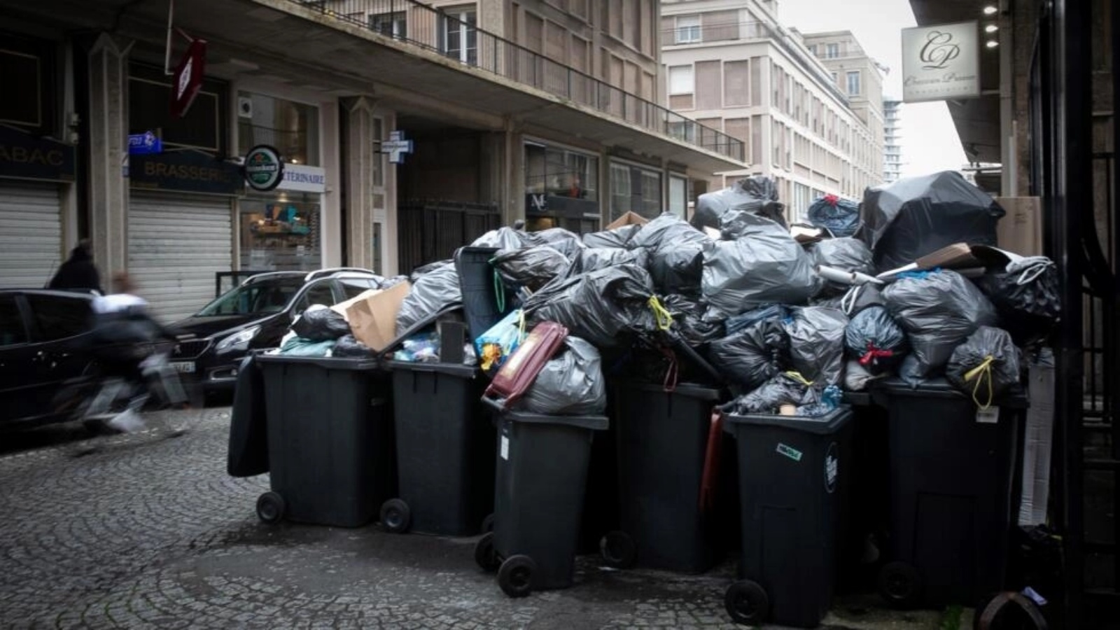 نفايات في شوارع باريس جراء إضراب عمال جمع القمامة في 18 مارس 2023 