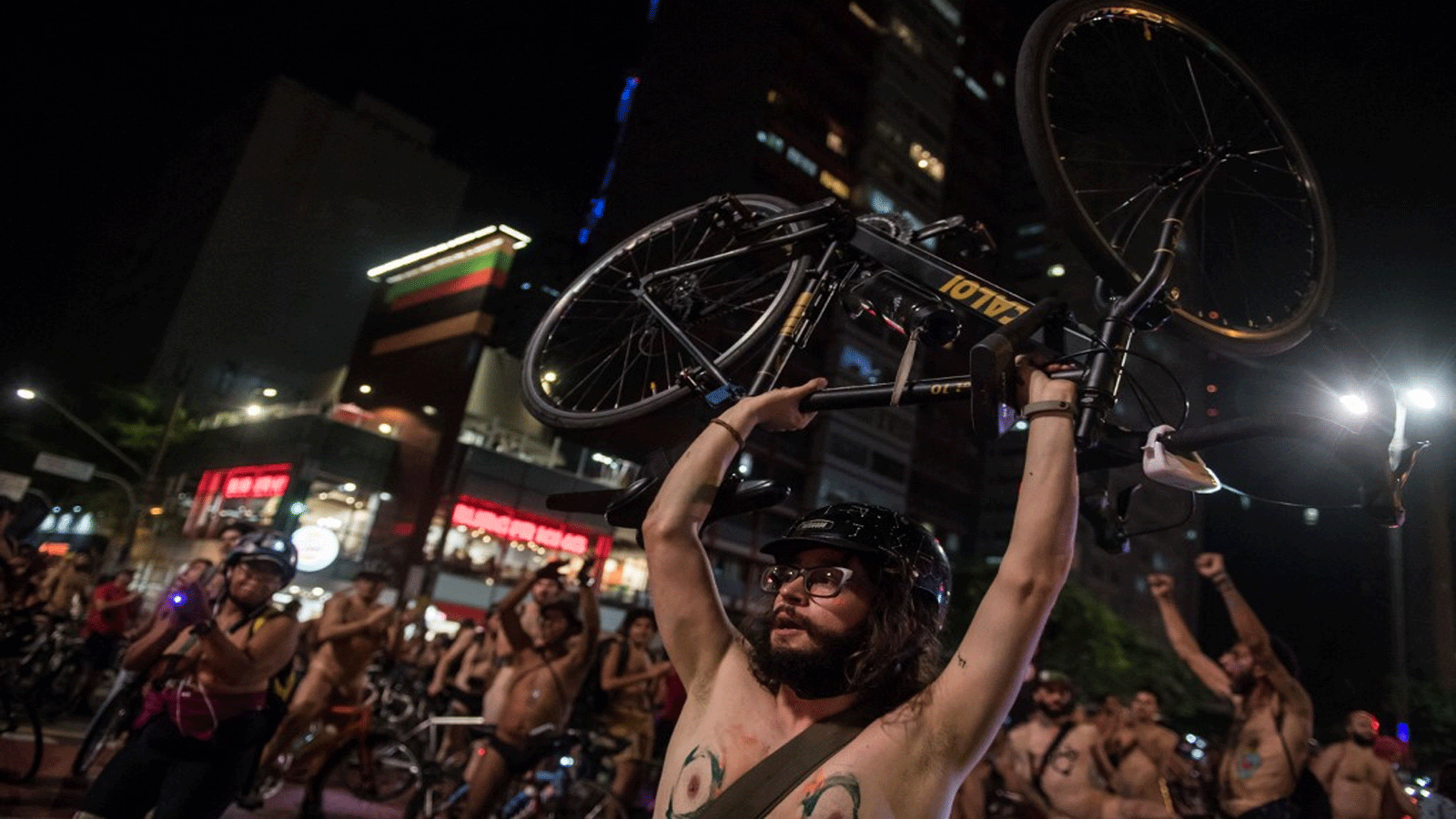 راكبو دراجات هوائية عراة في شوارع البرازيل لزيادة الوعي بين سائقي السيارات