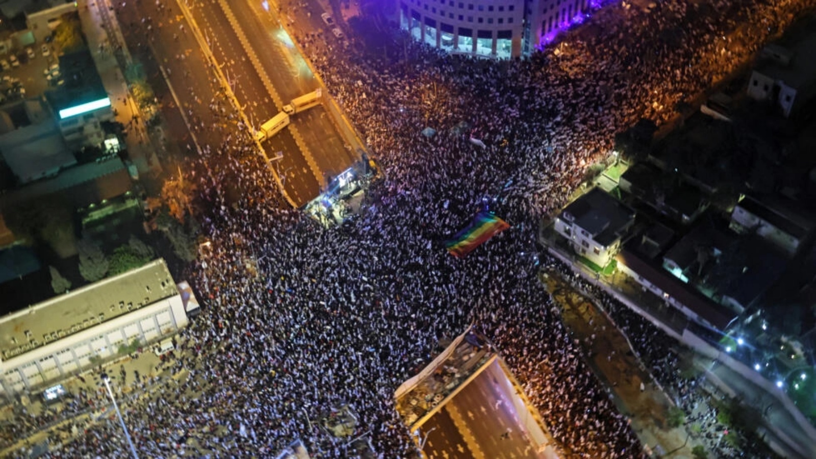 متظاهرون يحتجّون للأسبوع الحادي عشر على التوالي من ضد مشروع قانون الإصلاح القضائي المثير للجدل في تل أبيب في 18 مارس 2023 
